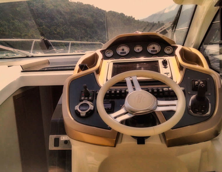 Sessa Marine C36 Magna Aqua: Console. Controle total do iate