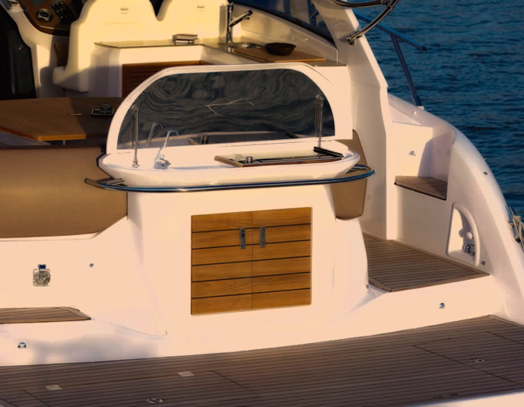 Sessa Marine C36 Magna Aqua: Grill na plataforma de popa